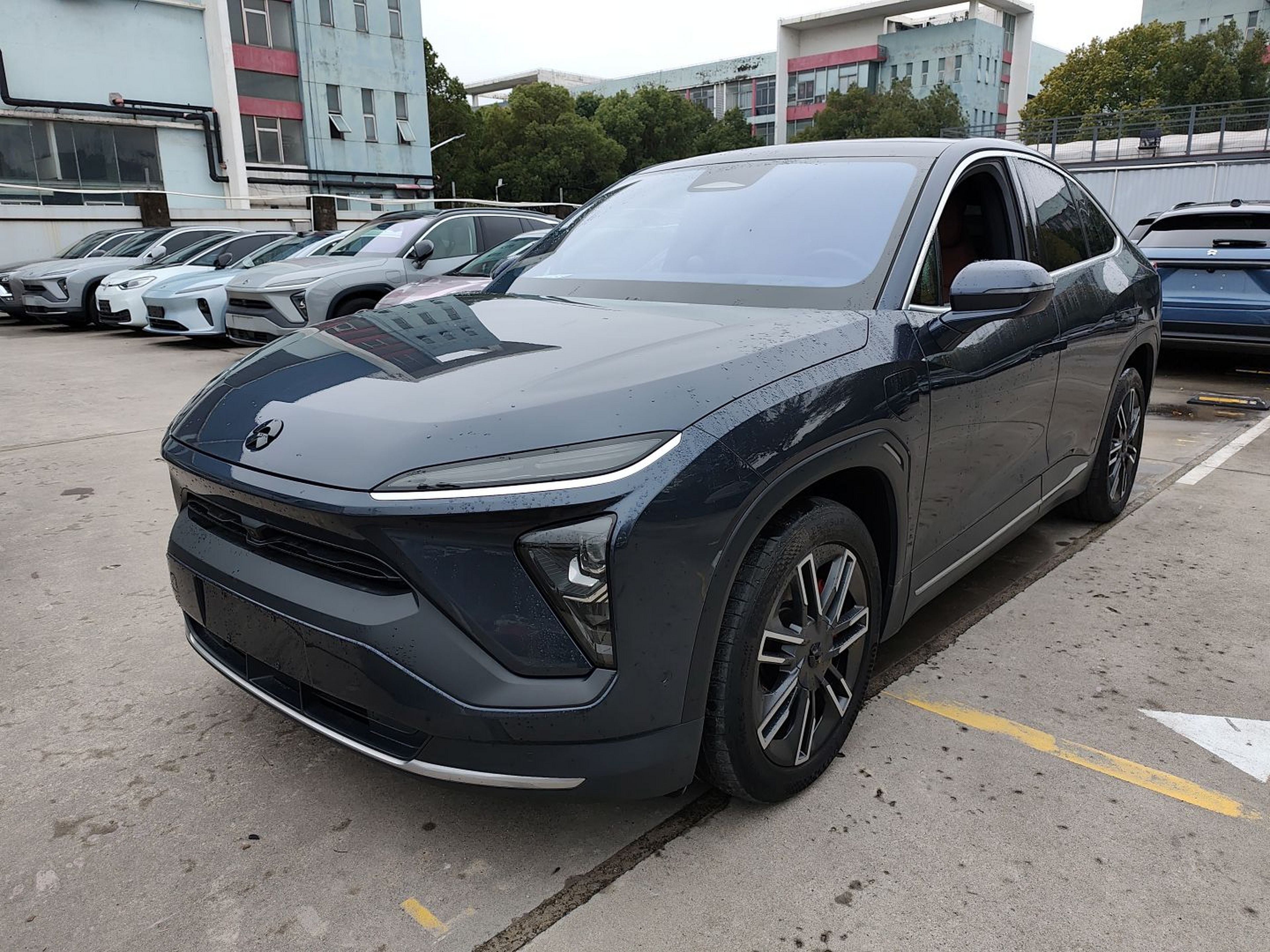 Под передней частью автомобиля