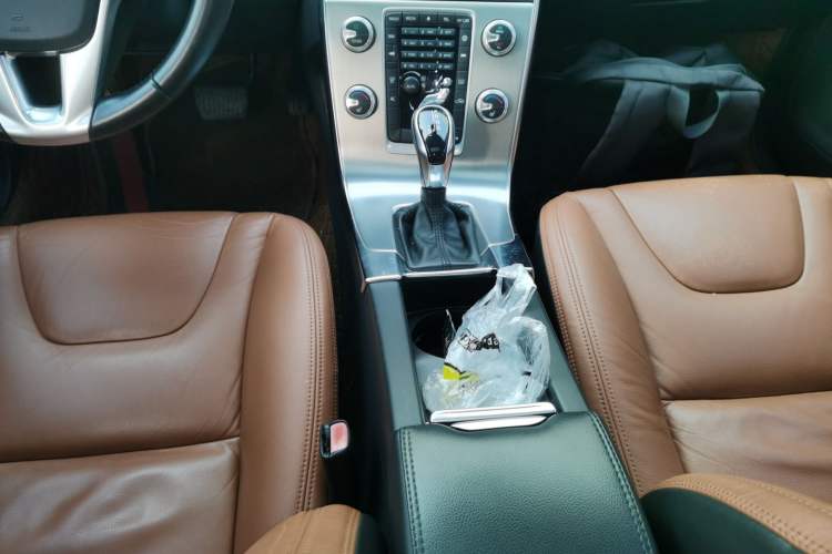 Used Volvo S60 2014 S60L 2.0T Zhiyuan Edition
