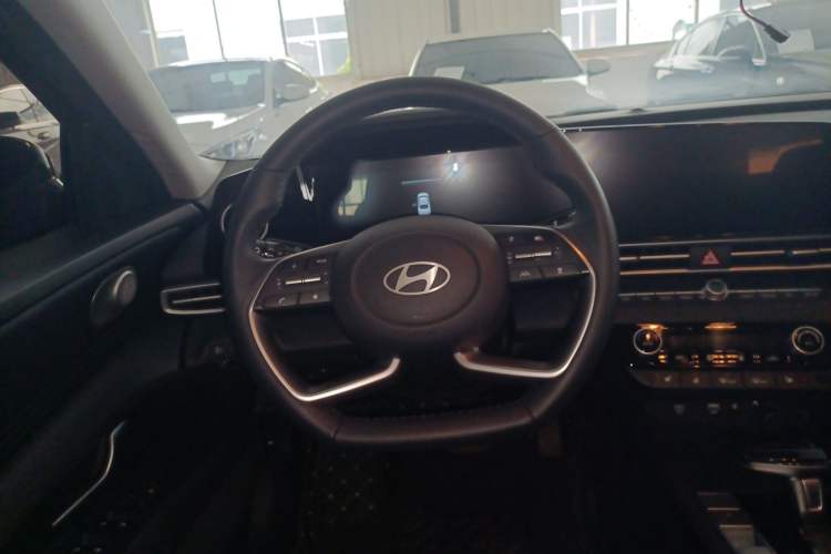 Used Hyundai Elantra 2023 1.5L CVT LUX Prestige Edition
