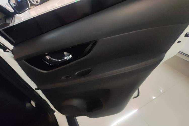 Used Nissan X-Trail 2023 Classic 2.0L Two-Wheel Drive Smart Connect Premium Edition
