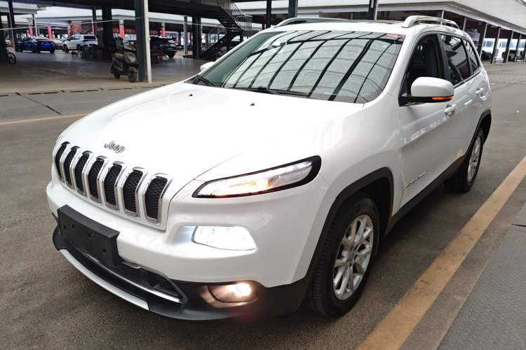 Used  Cherokee 2017 2.4L Leading Edition