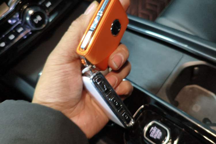 Used Volvo XC60 New Energy 2025 Plug-in Hybrid Long-Range All-Wheel Drive Zhiyuan Sport Edition
