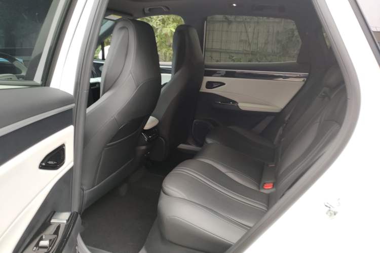 Used  L7 2024 1.5T 115 km PLUS Dragon Edition