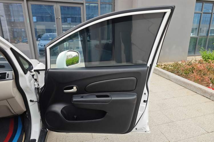 Used Venucia R50 2015 1.6L Manual Fashion Edition
