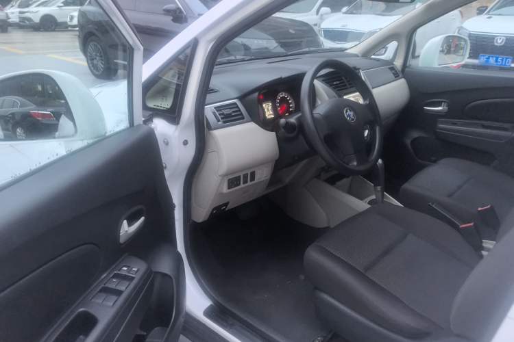 Used Venucia R50 2016 1.6L Automatic Elite Edition
