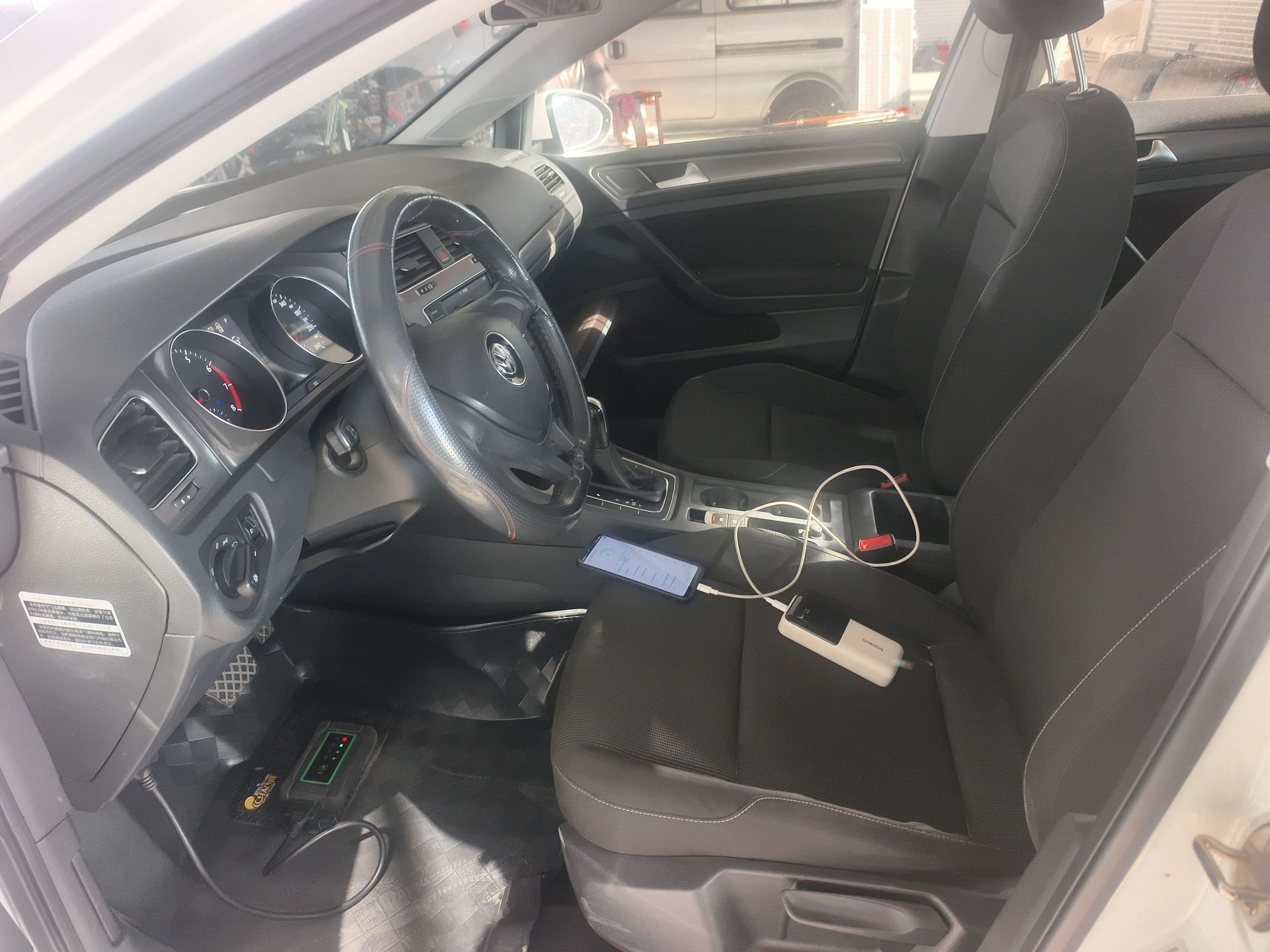 المقاعد الأمامية داخل السيارة