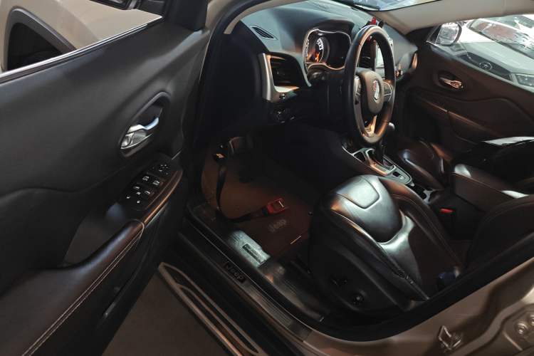 Used  Cherokee 2016 2.4L Leading Edition
