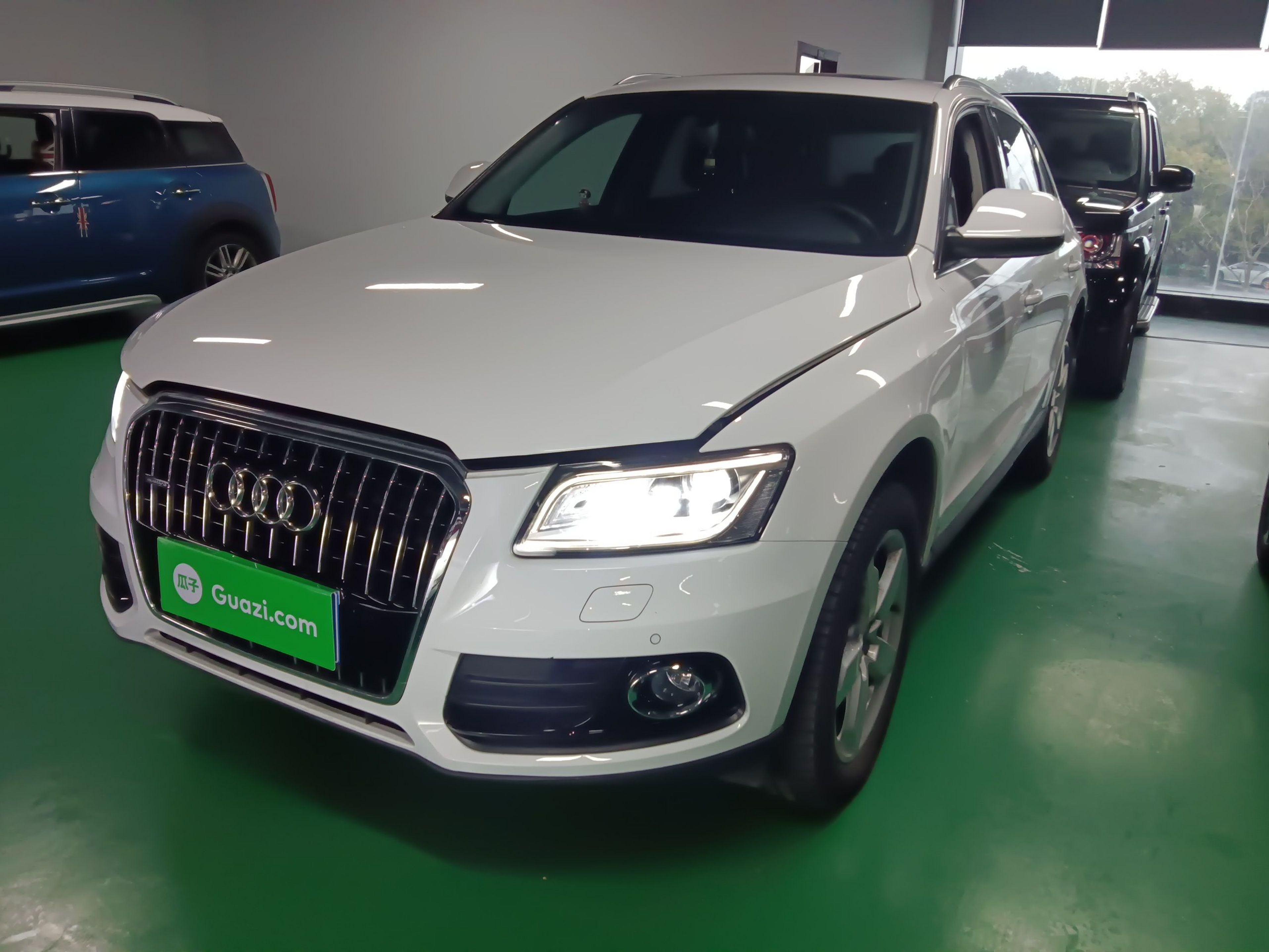 تحت مقدمة السيارة