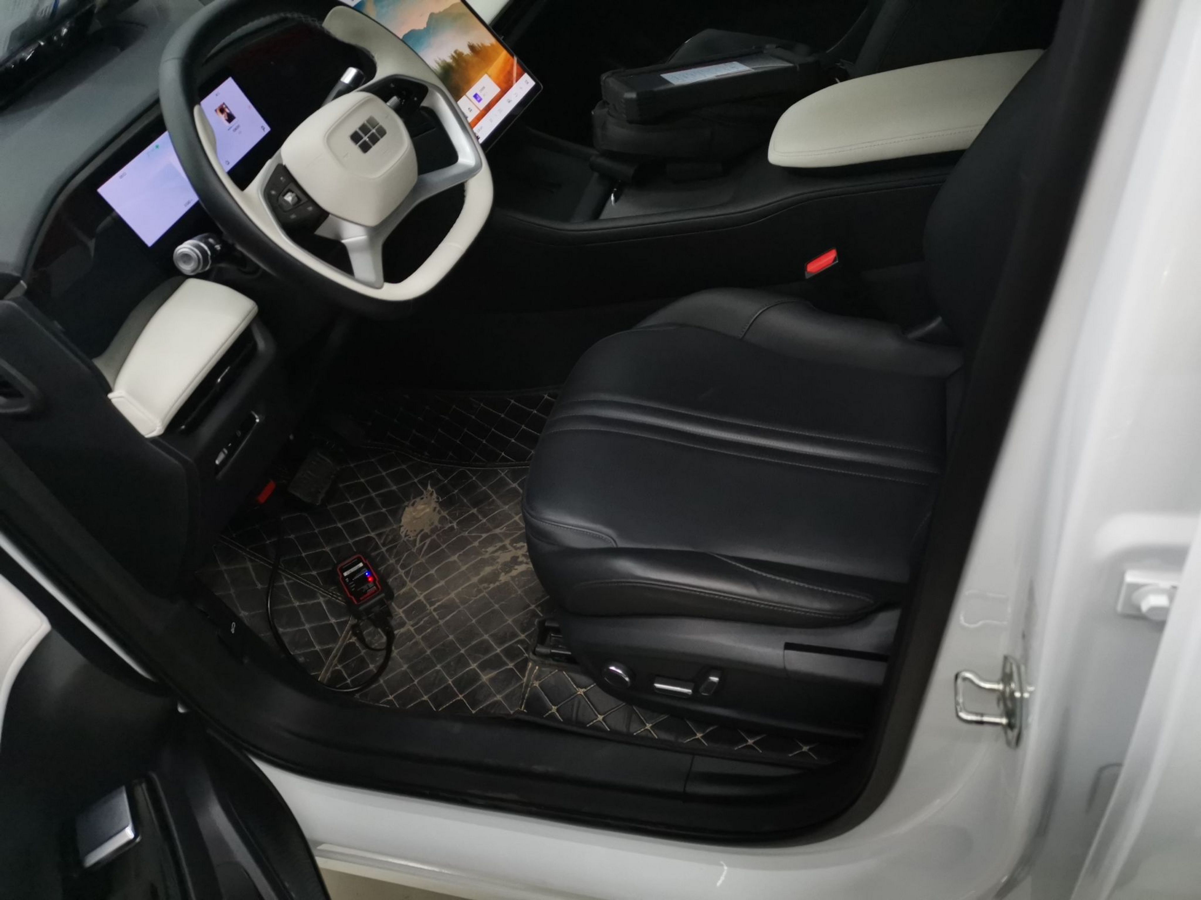 المقاعد الأمامية داخل السيارة