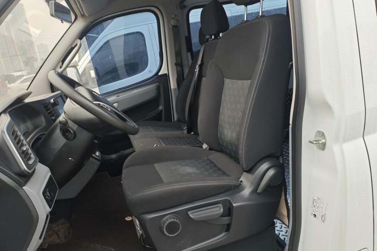 Used SAIC MAXUS Xintu V80 2023 2.0T Manual Classic Aoyuntong Long Wheelbase Mid-Height 6/7/8/9-Seater
