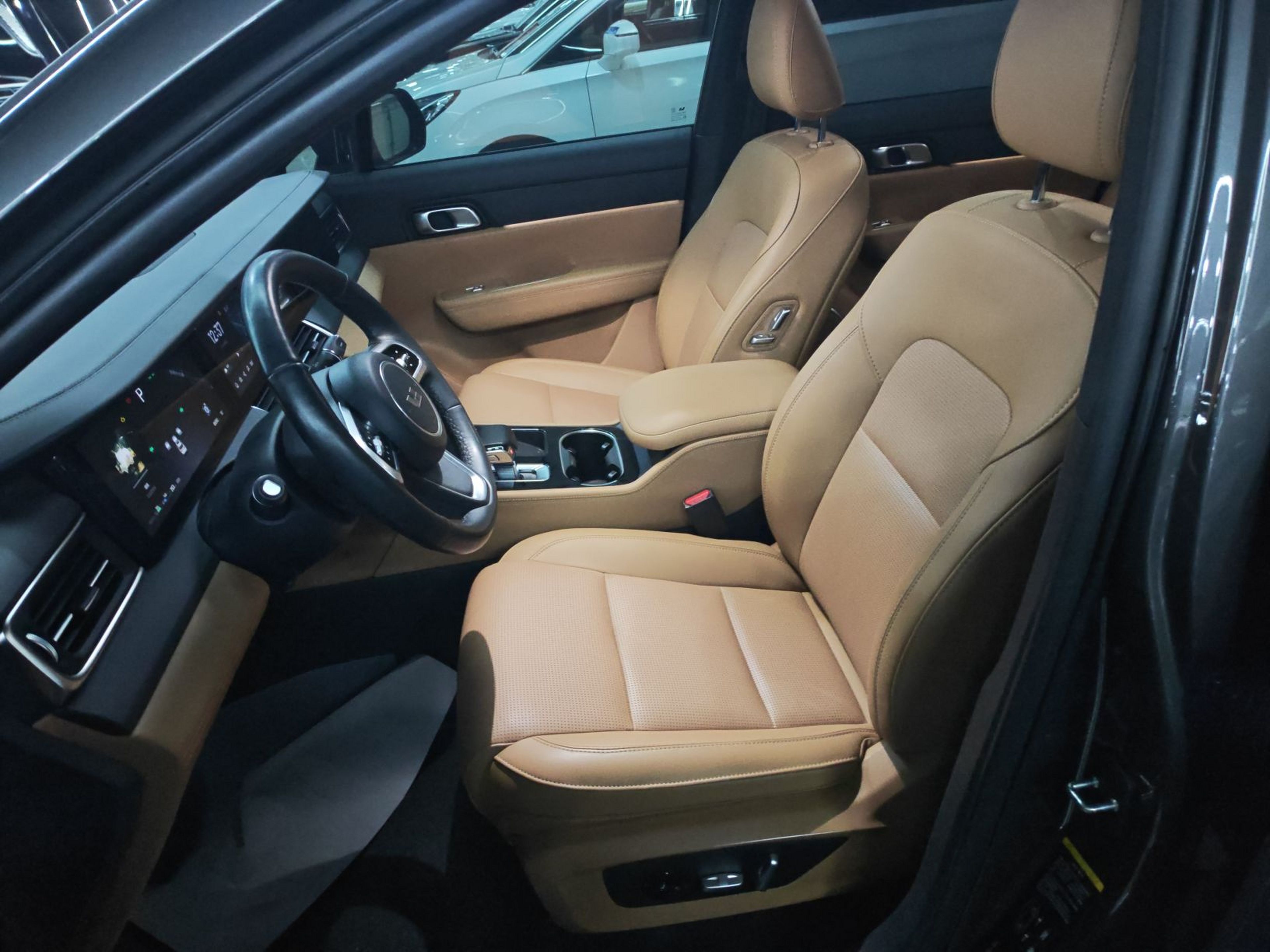 Переднее сиденье в автомобиле