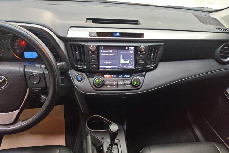 Used Toyota RAV4 2016 2.0L CVT Two-Wheel Drive Fashion Edition China V Standard
