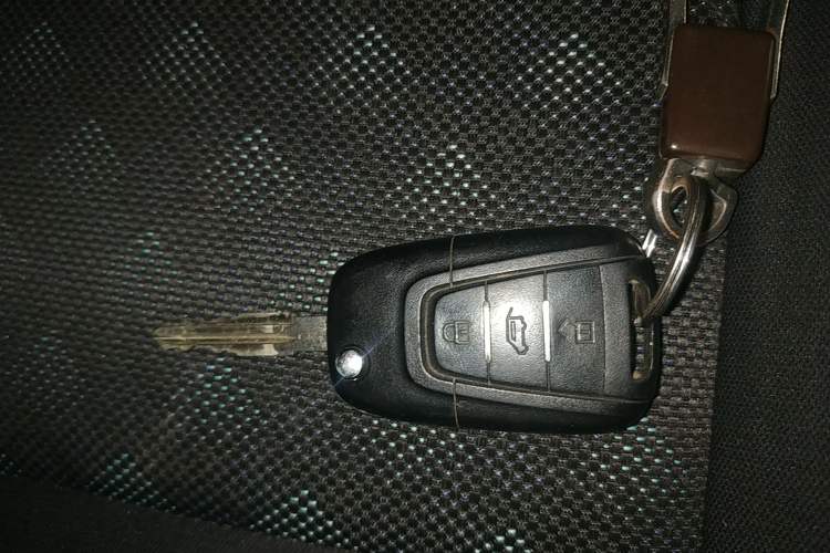 Used SAIC MAXUS Xintu V80 2019 2.5T Classic Model 6-Speed Manual – Aoyuntong Modified Version Short Wheelbase Ultra-Low Roof 5/6 Seats
