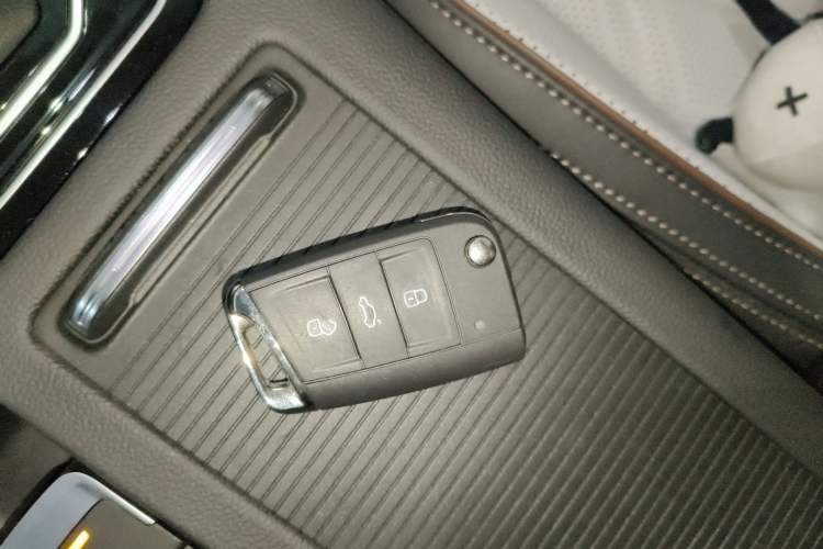 Used Volkswagen Magotan 2025 Zhongxiang Version 330TSI DSG Luxury Edition
