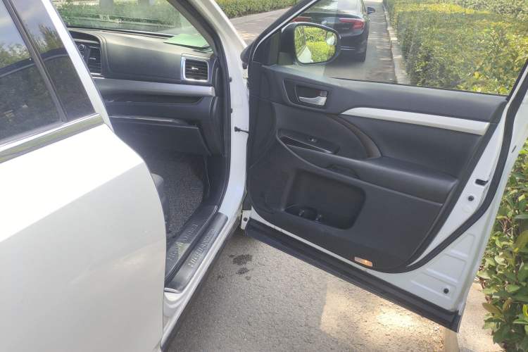 Used Toyota Highlander 2018 2.0T Four-Wheel Drive Luxury Version 7 Seats China VI Standard
