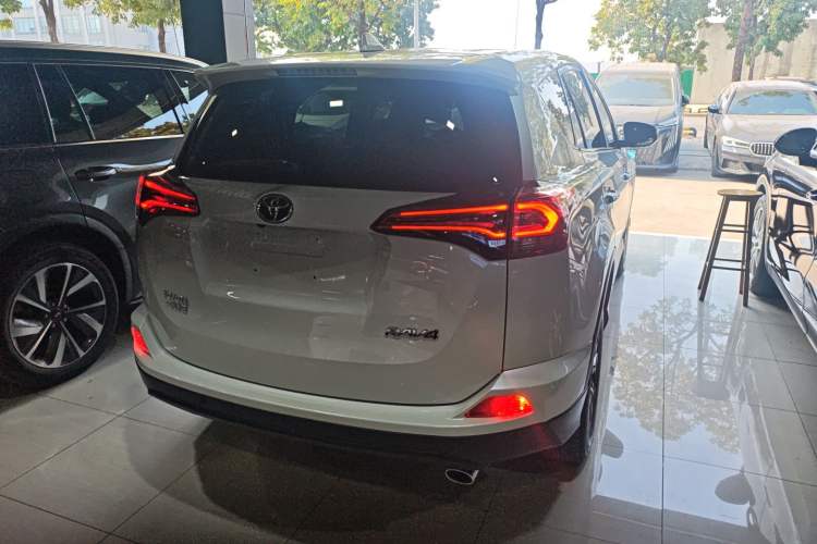 Used Toyota RAV4 2016 2.0L CVT Two-Wheel Drive Fashion Edition China V Standard
