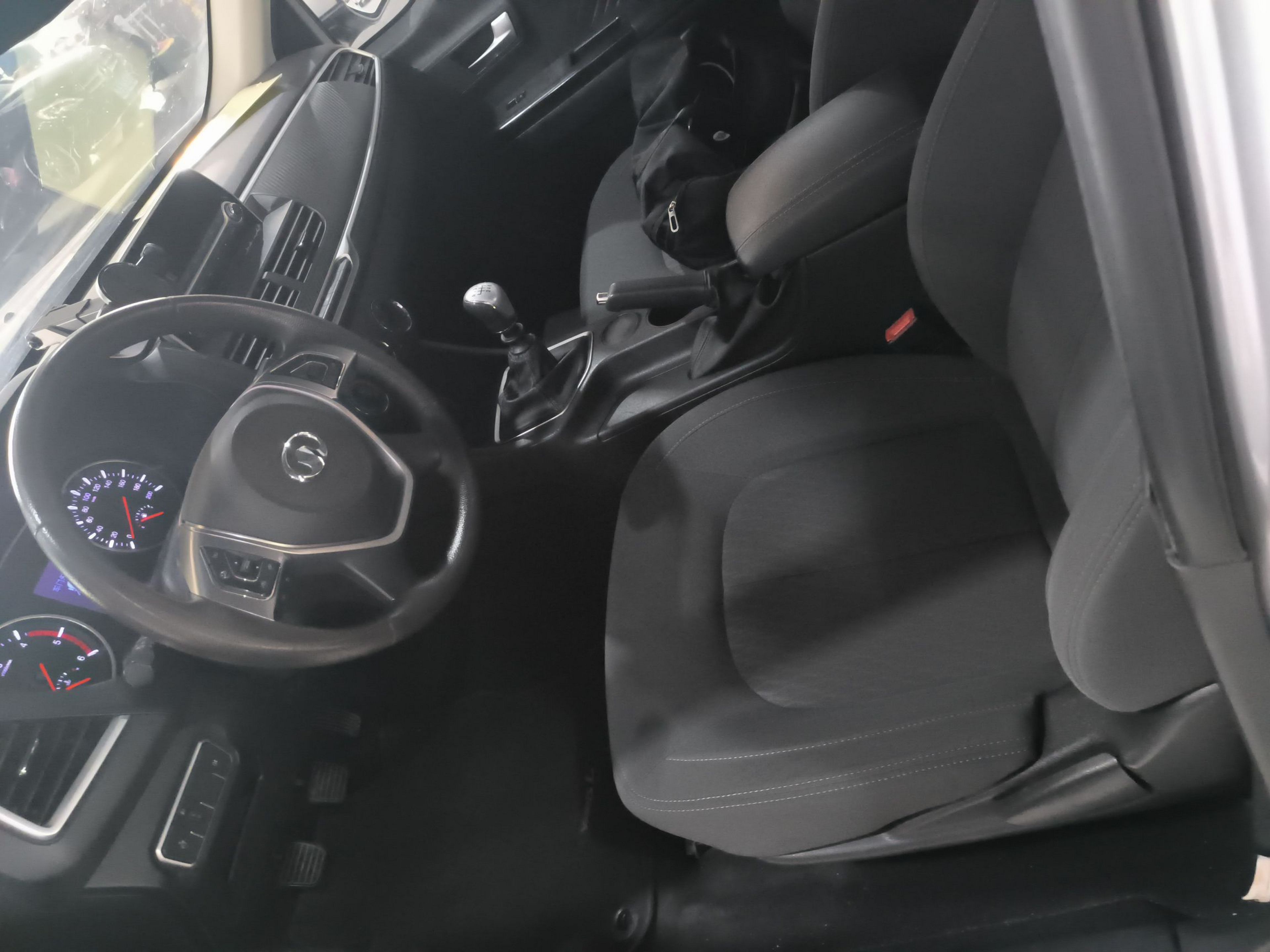 Переднее сиденье в автомобиле