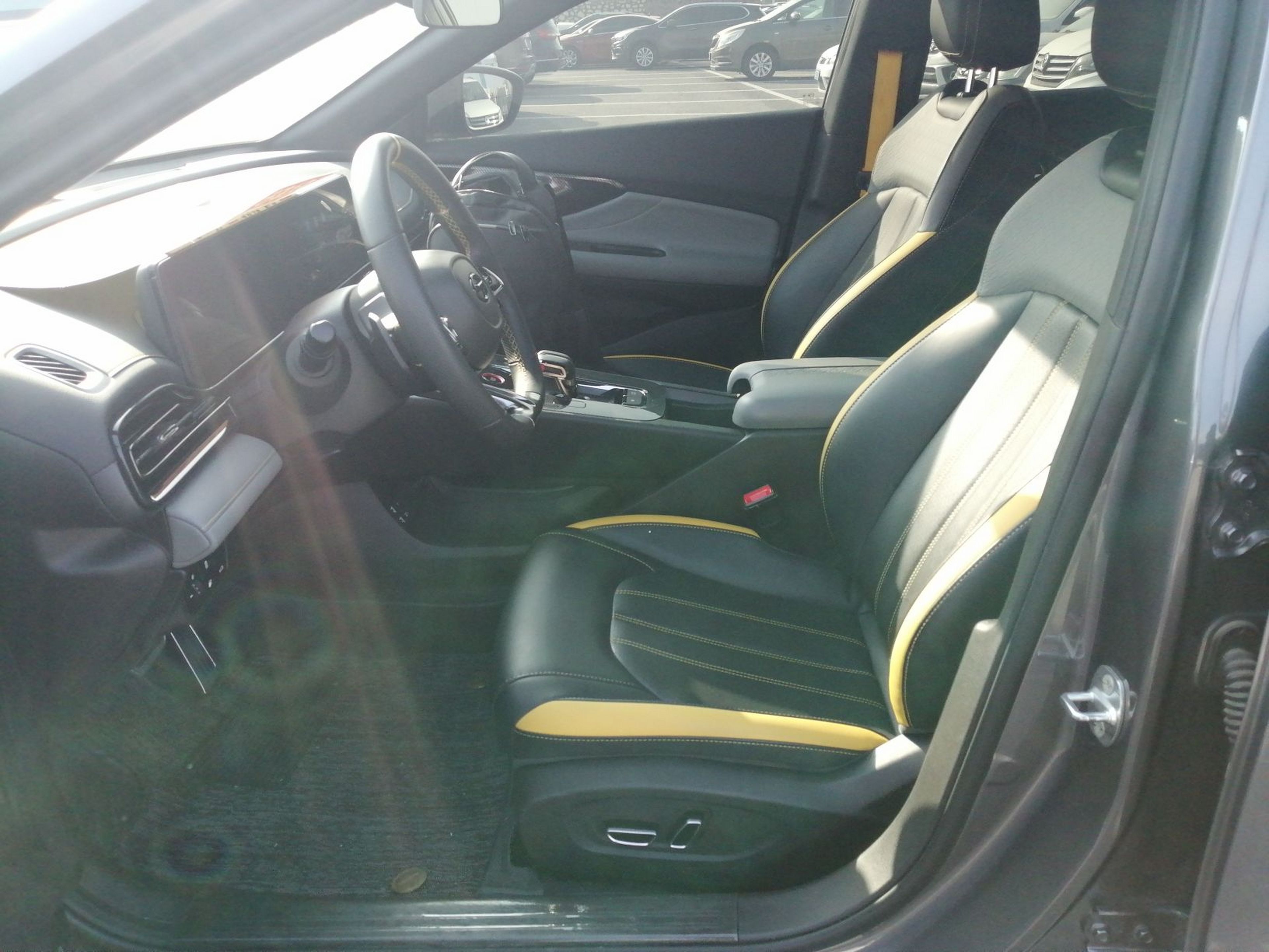 المقاعد الأمامية داخل السيارة