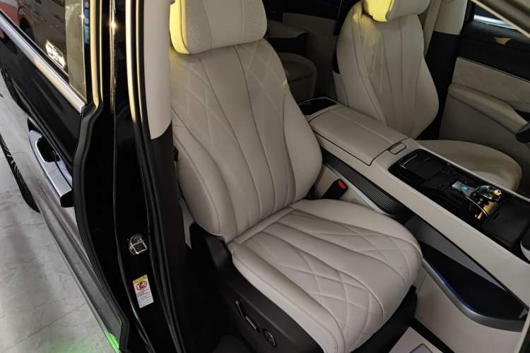 Used Denza D9 2025 DM-i Intelligent Drive 1020 Four-Wheel Drive Flagship Model