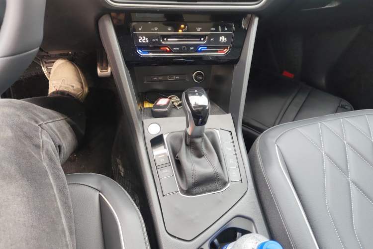 Used Volkswagen Tiguan L 2024 Outstanding Model 330TSI Automatic Two-Wheel Drive R-Line Dragon Glory Edition
