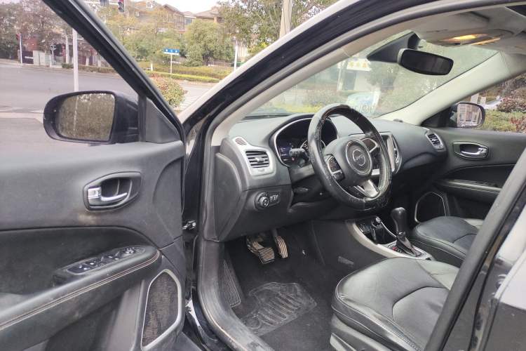 Used  Compass 2017 200T Automatic Family Edition
