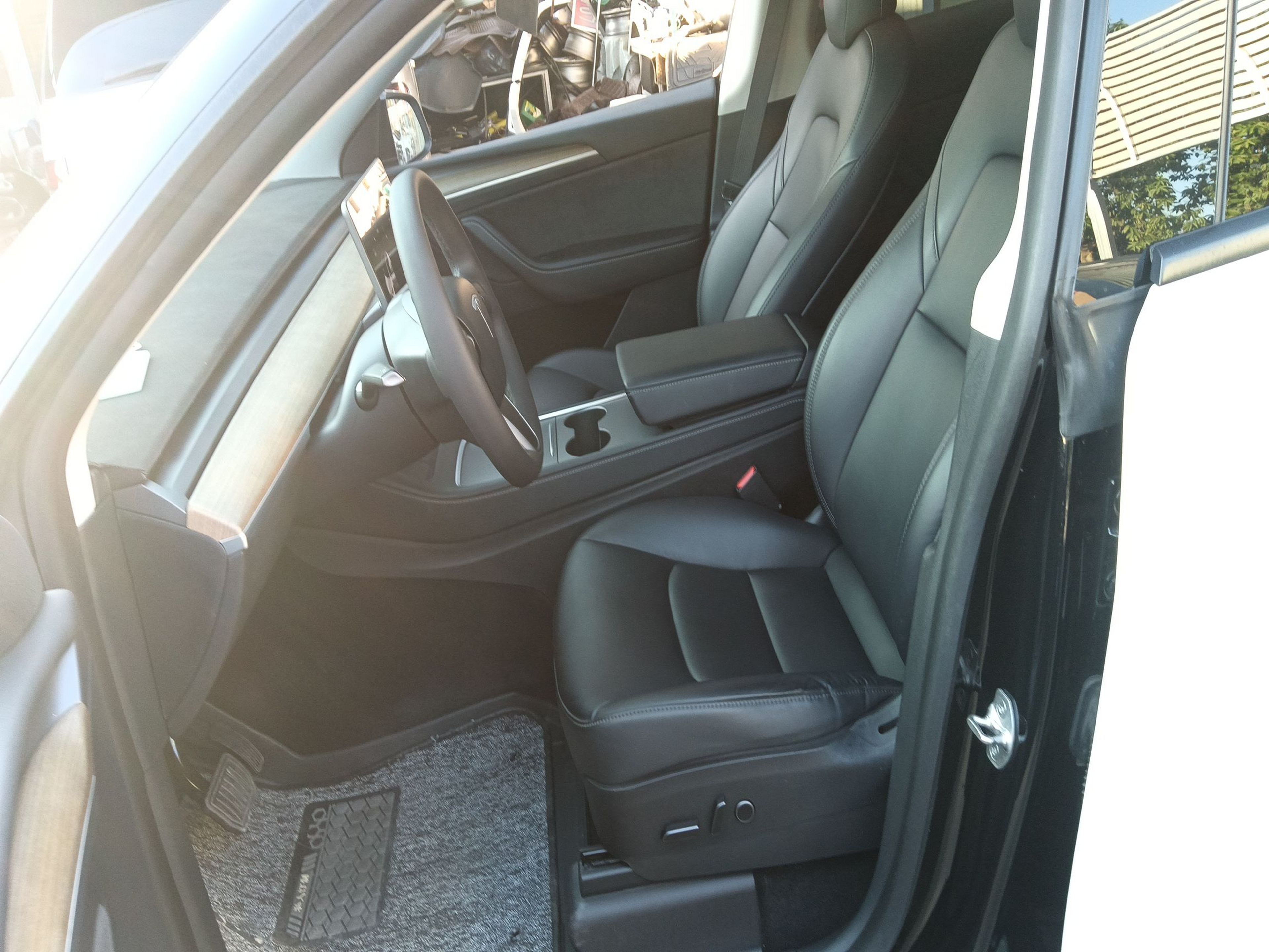 Переднее сиденье в автомобиле