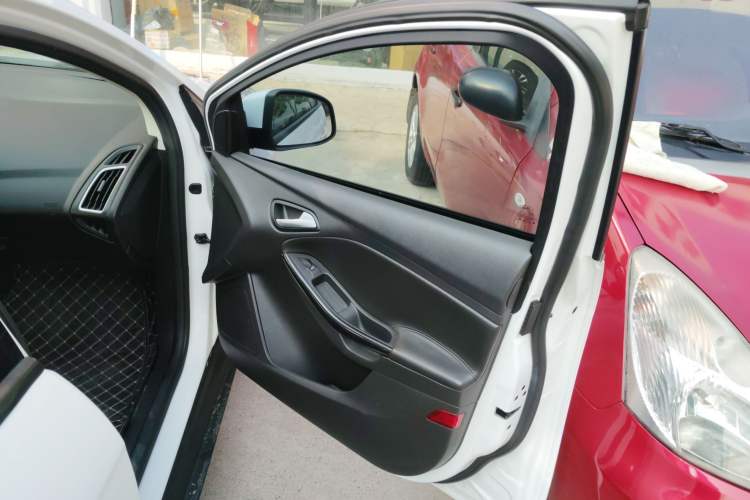 Used Ford Focus 2018 Hatchback Classic 1.6L Automatic Trendy SmartDrive Edition
