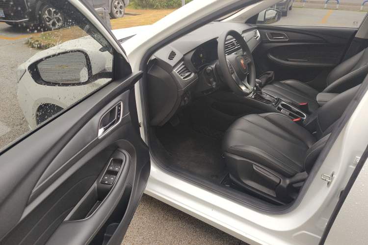 Used Roewe i5 2020 1.5L Automatic 4G Connect Luxury Flagship Edition
