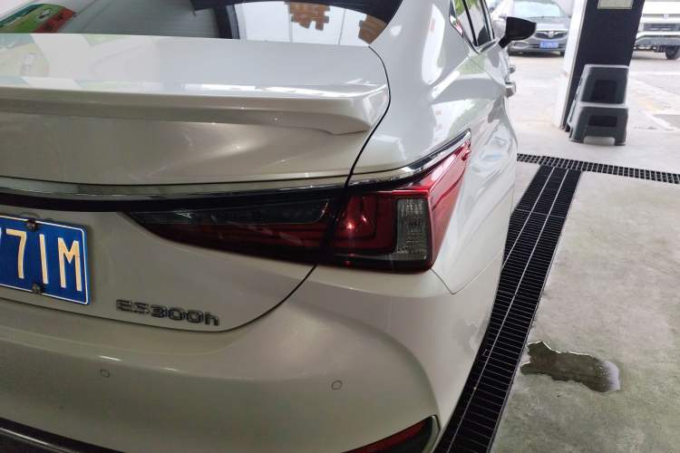 Used Lexus ES 2018 300h Premier Edition China V Standard
