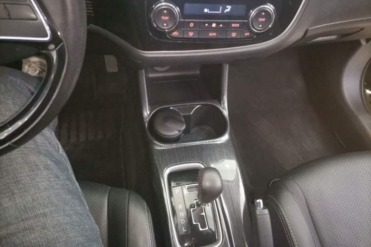 Used Mitsubishi Outlander 2016 2.4L 4x4 Luxury Edition 7-Seater
