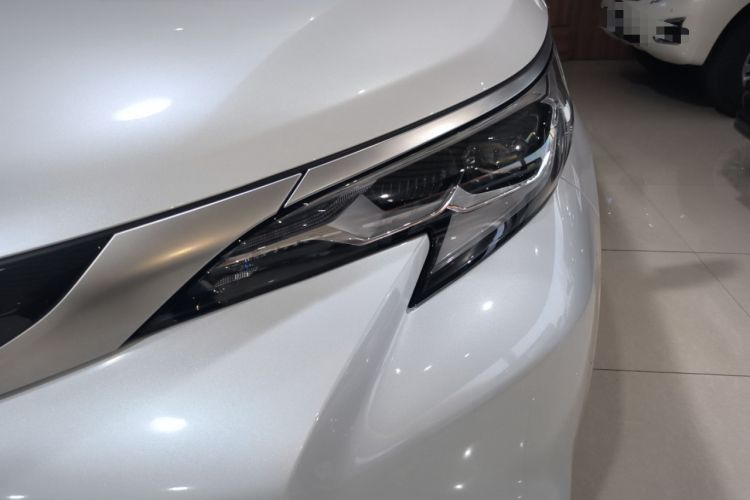 Used Toyota Sienna 2023 2.5L Hybrid Deluxe Edition