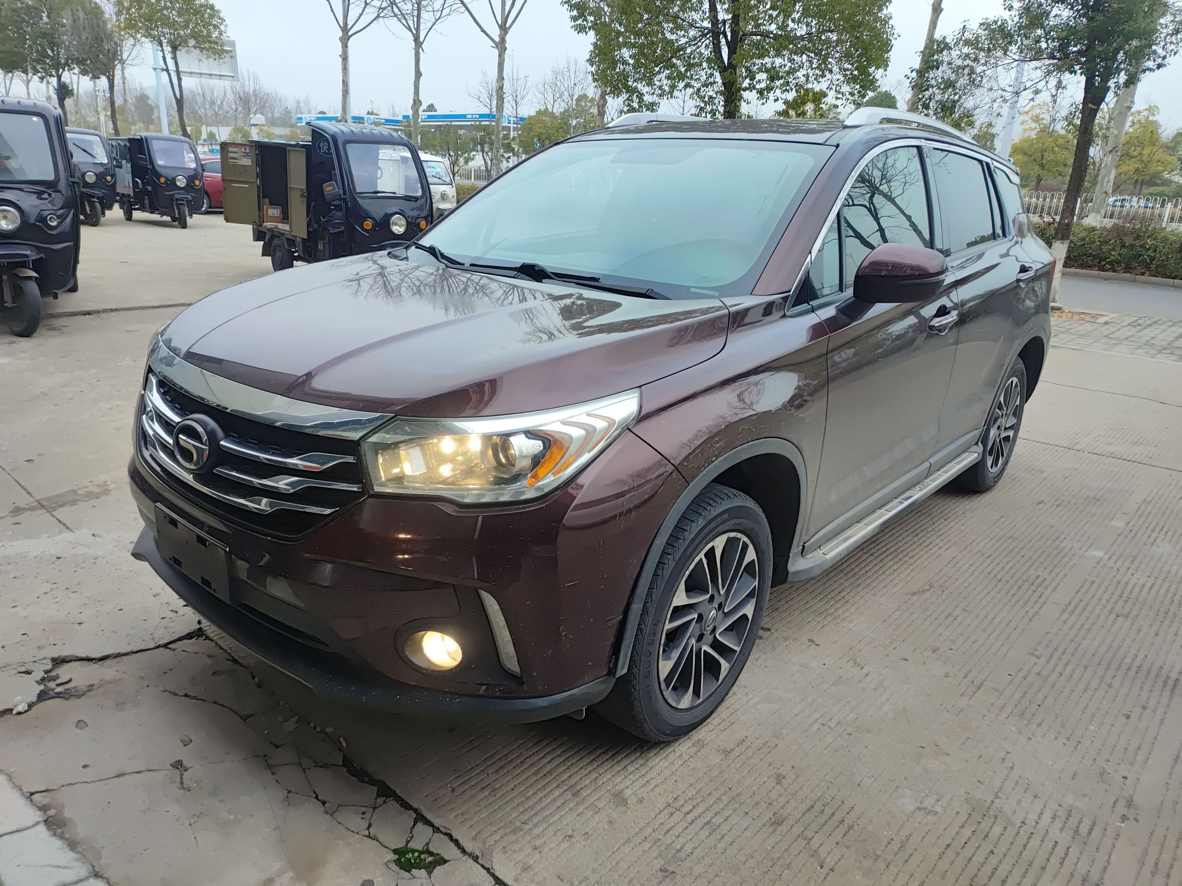 Под передней частью автомобиля