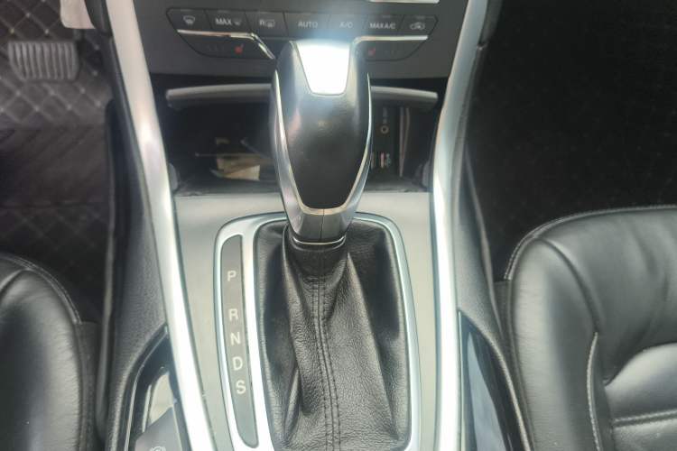 Used Ford Edge 2015 2.0T GTDi Two-Wheel-Drive High-Line Version
