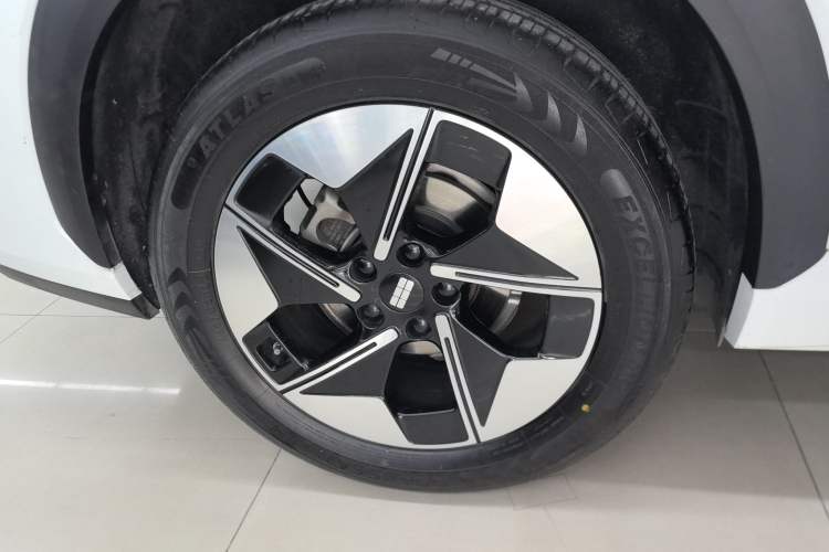 Used  E5 2024 440km Launch Edition
