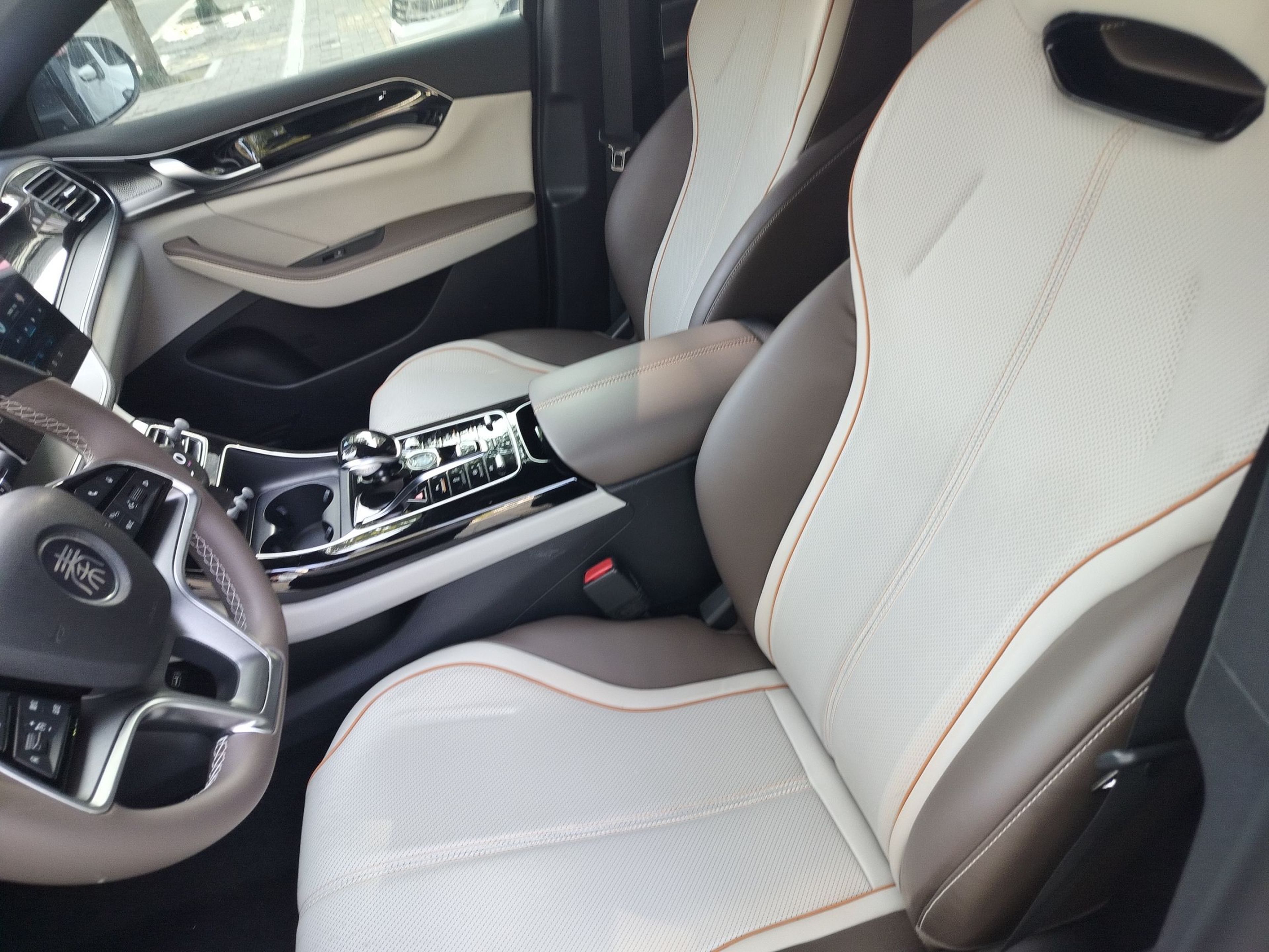 المقاعد الأمامية داخل السيارة