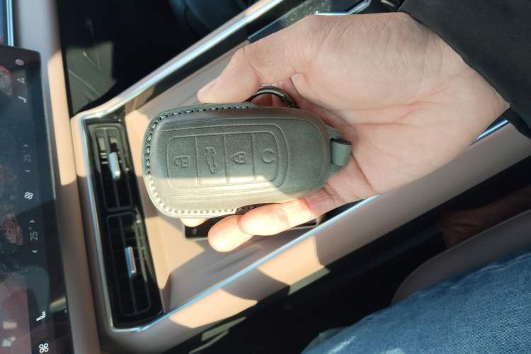 Used Chery Tiggo 8 L 2024 2.0T Two-Wheel Drive Luxury Edition 5 Seats
