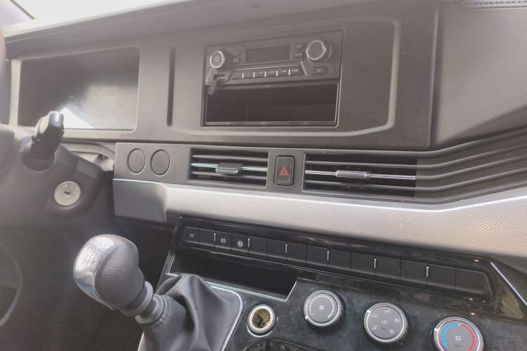 Used  Yufeng 2023 V9+ 2.0T Manual Front-Drive Multi-Function Mid-Roof High-Roof 7/8/9-Seater