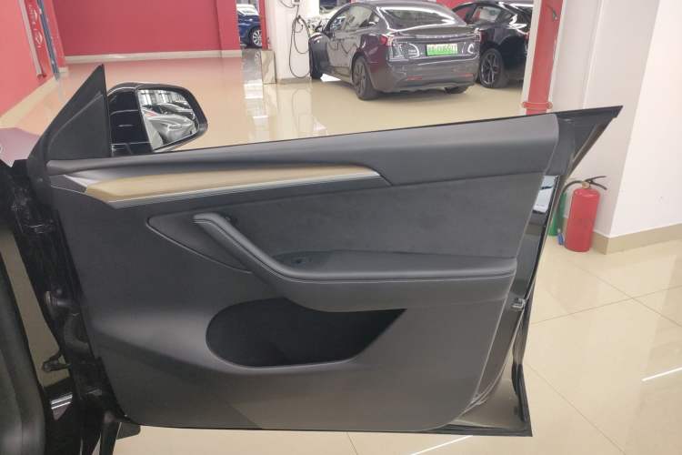 Used Tesla Model Y 2022 Long-Range All-Wheel-Drive Version
