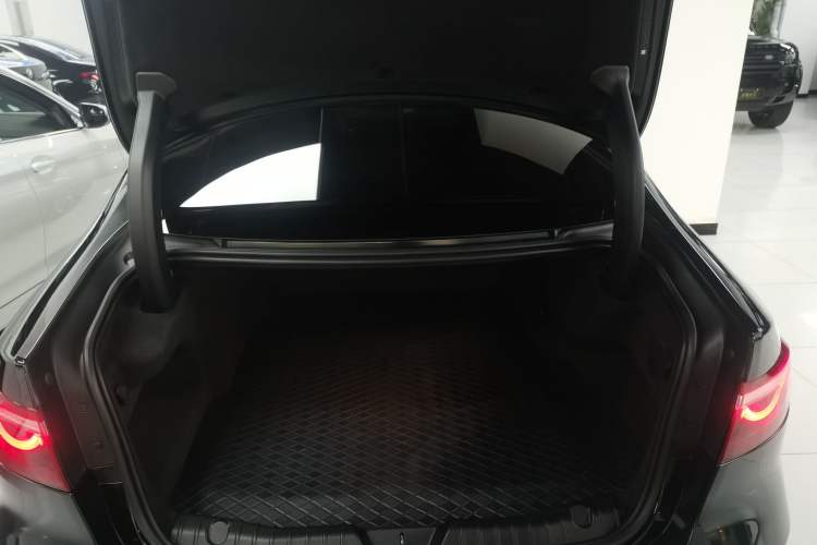 Used Jaguar XFL 2022 XFL 2.0T P250 Two-Wheel-Drive Prestige Luxury Edition
