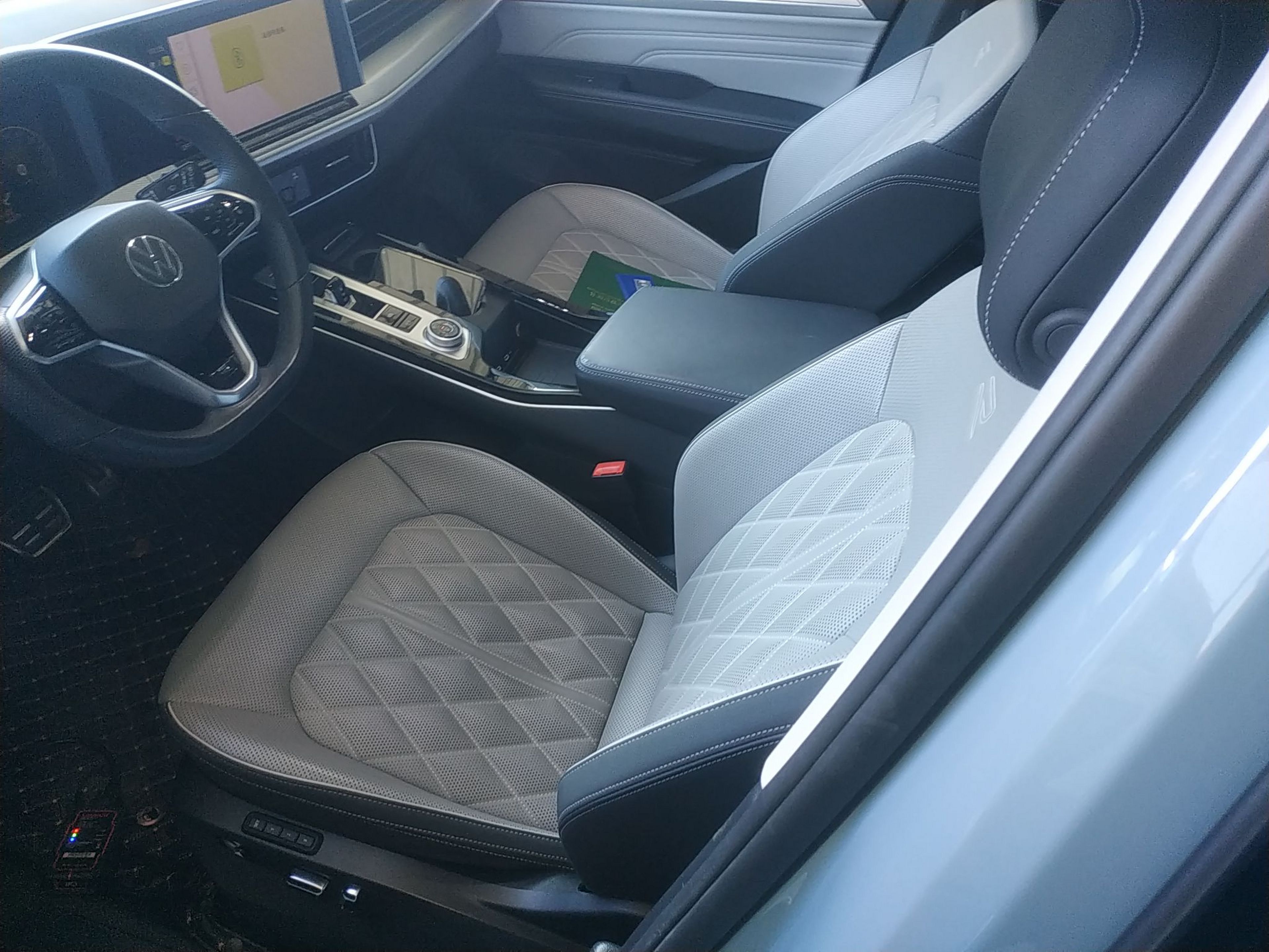 المقاعد الأمامية داخل السيارة