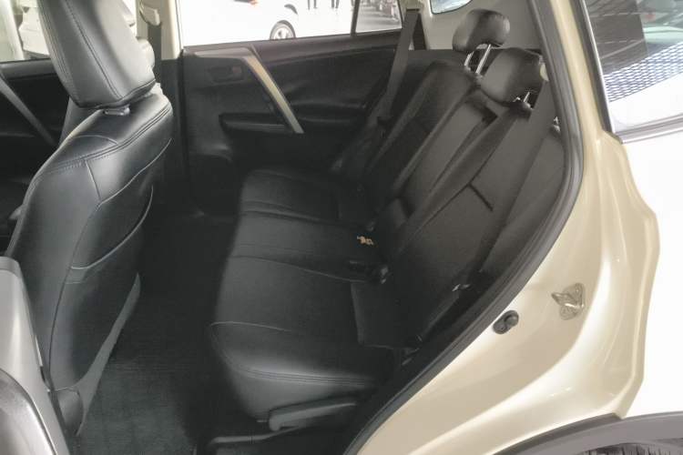 Used Toyota RAV4 2016 2.0L CVT Two-Wheel Drive Fashion Edition China V Standard
