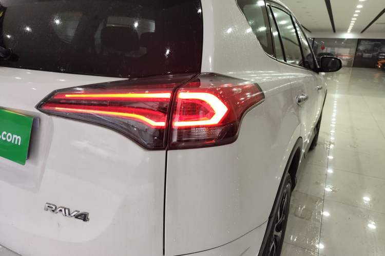 Used Toyota RAV4 2018 2.0L CVT Two-Wheel Drive Fashion X Edition
