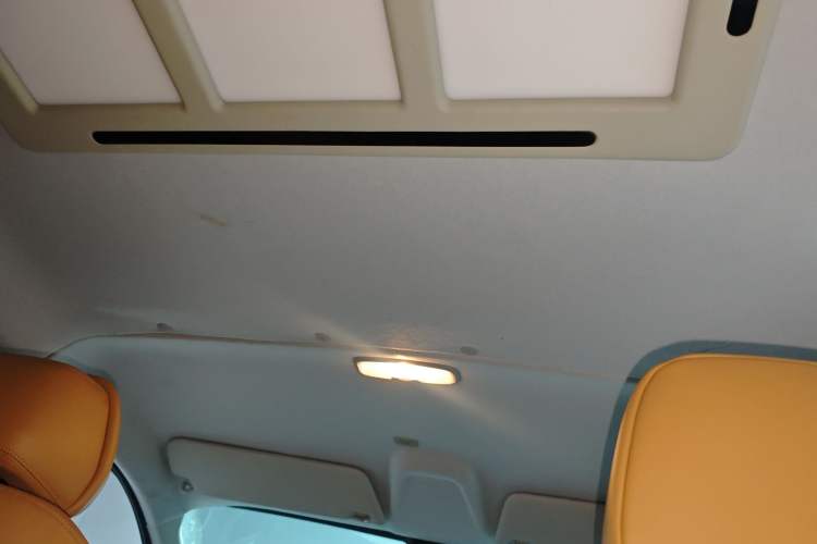 Used Ford Transit 2023 2.0T Gasoline Automatic Multi-Purpose Commercial Vehicle Mid-Drive Low-Roof Design 5/6 Seats
