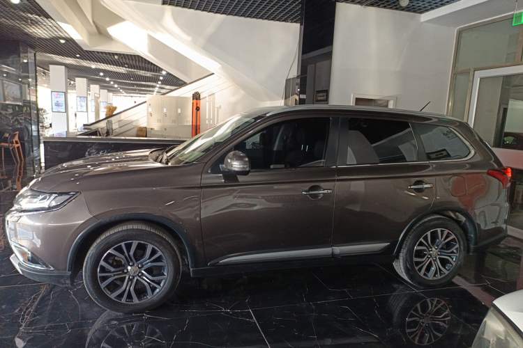 Used Mitsubishi Outlander 2016 2.4L 4x4 Luxury Edition 7-Seater
