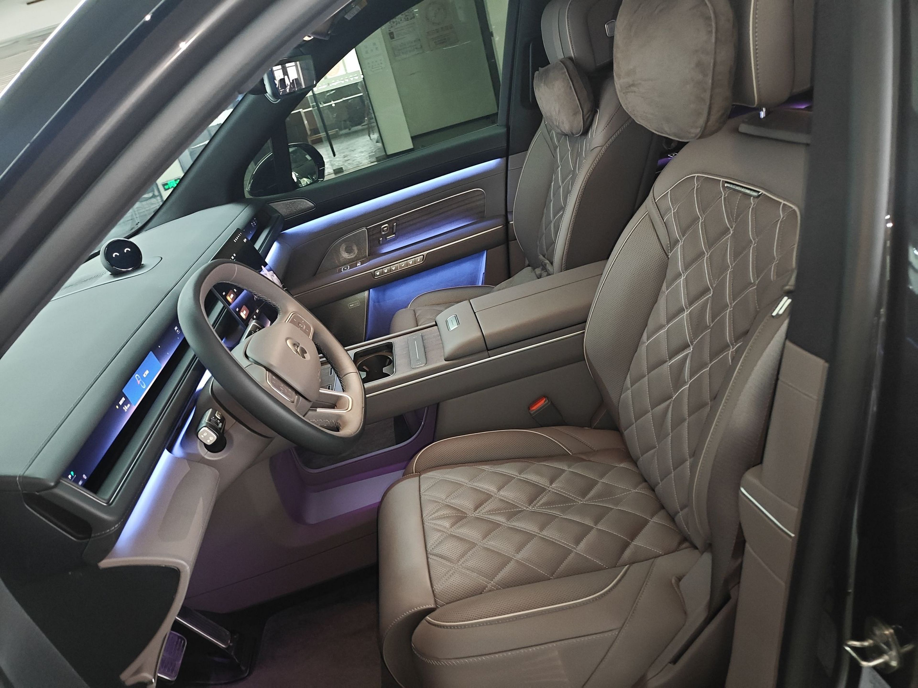 المقاعد الأمامية داخل السيارة