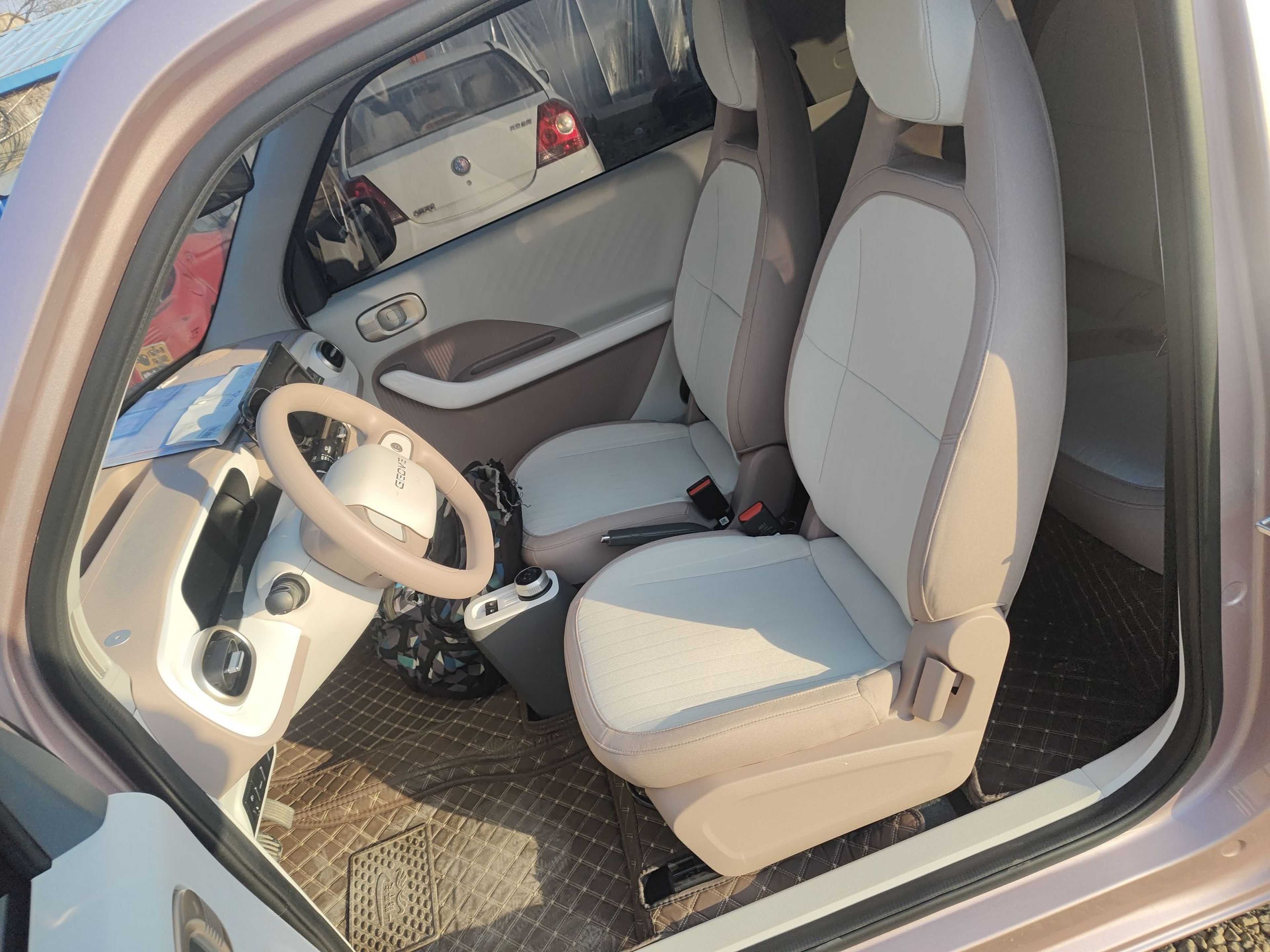 المقاعد الأمامية داخل السيارة