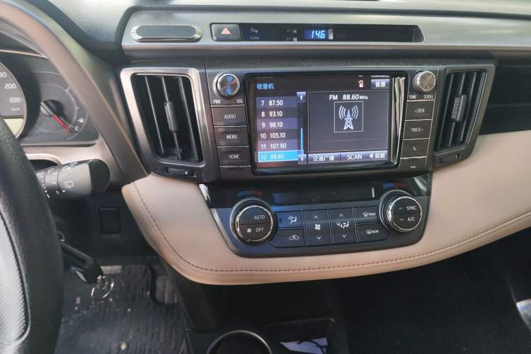 Used Toyota RAV4 2015 2.0L CVT Two-Wheel Drive Fashion Edition