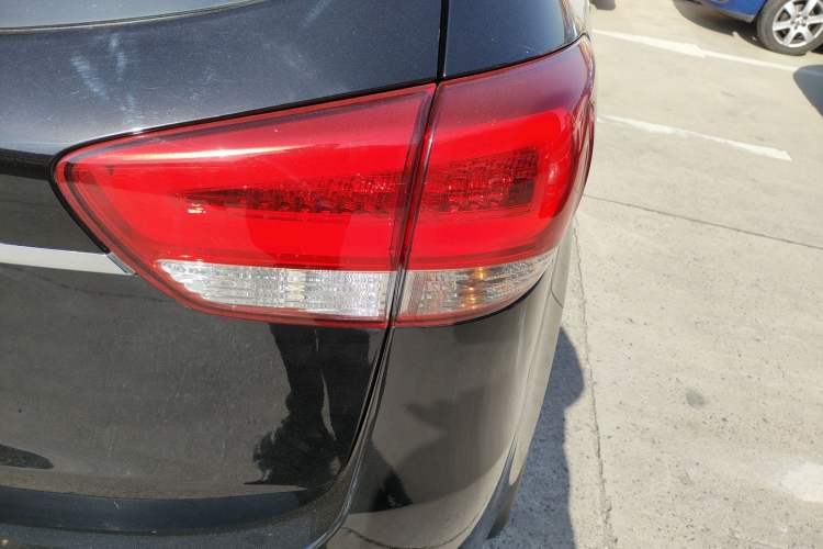 Used Kia Carens 2013 2.0L 7-Seater Automatic Luxury Version China IV Standard