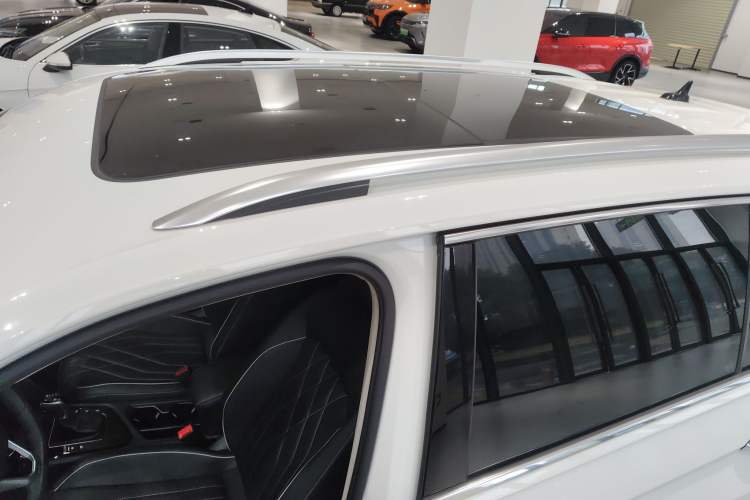 Used Volkswagen Tiguan L 2024 Outstanding Model 330TSI Automatic Two-Wheel Drive R-Line Dragon Glory Edition
