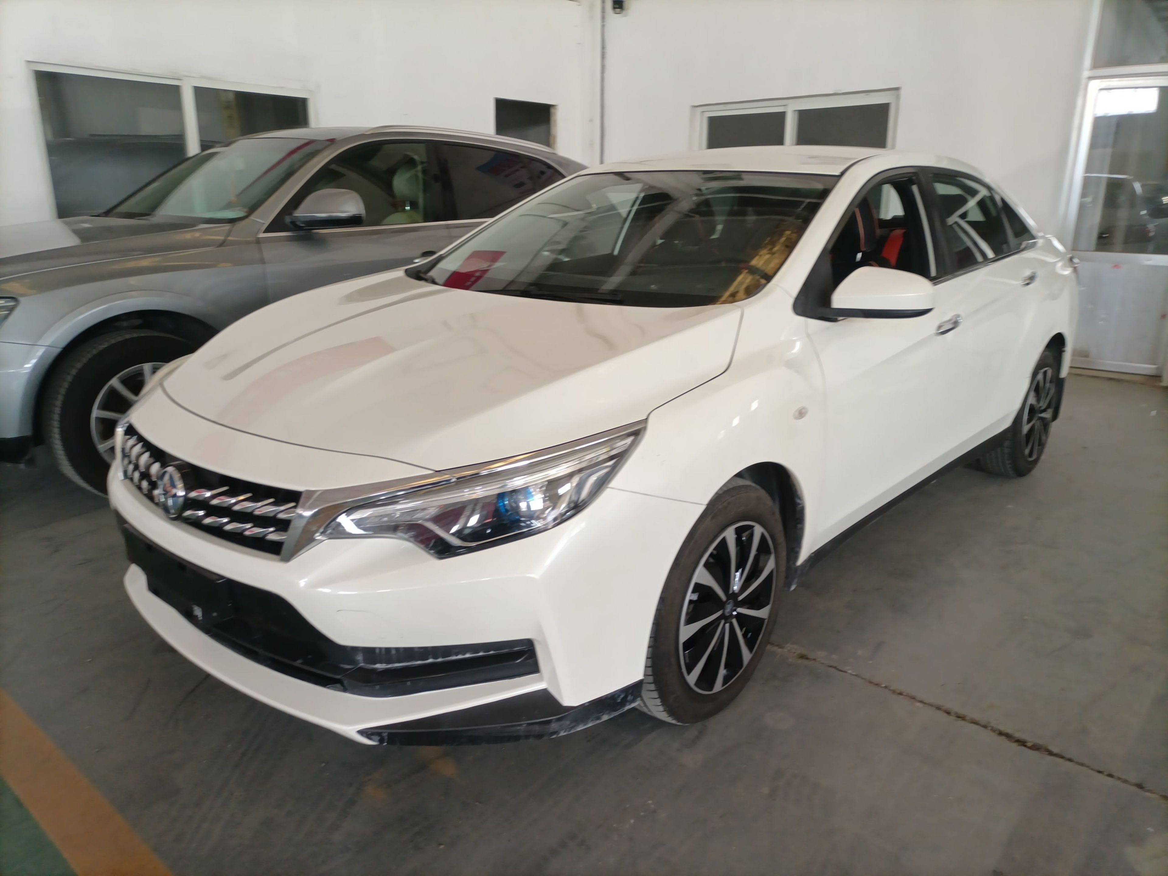 Под передней частью автомобиля